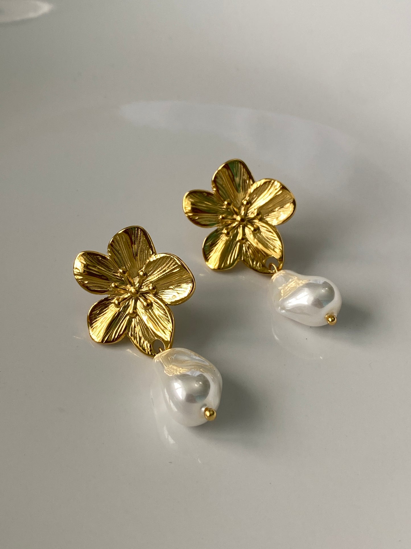 Gold Flower Pearl Earring